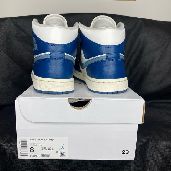 WMNS AIR JORDAN 1 MID - Picture 4 of 10